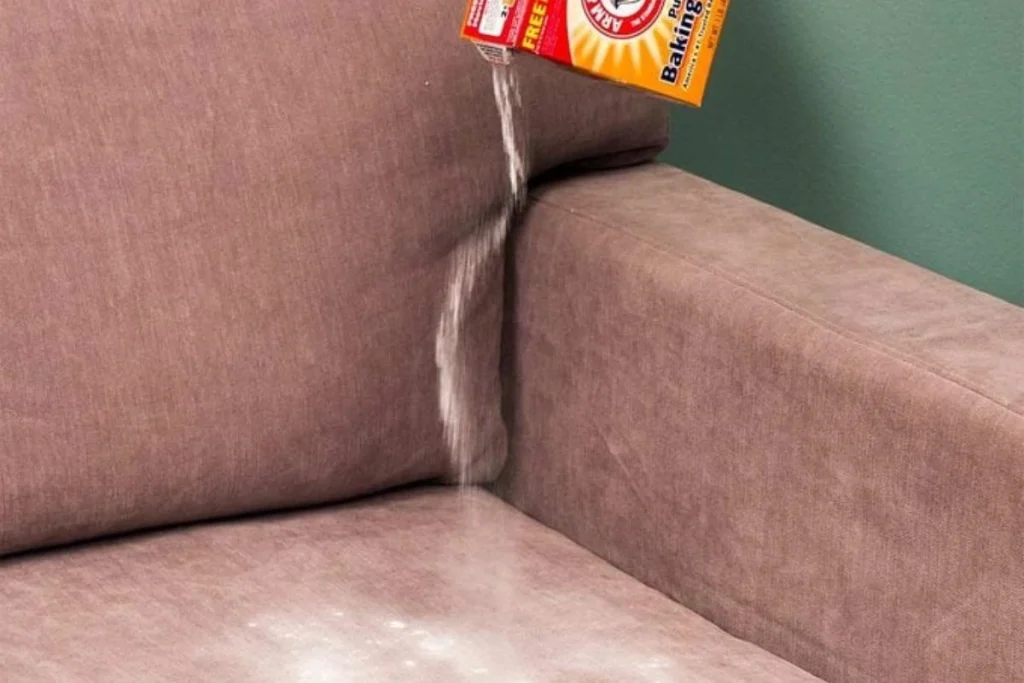 Sử dụng baking soda để hút ẩm ghế sofa