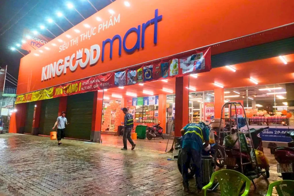 Hình ảnh nhân viên vệ sinh cửa hàng Kingfood Mart sau thi công