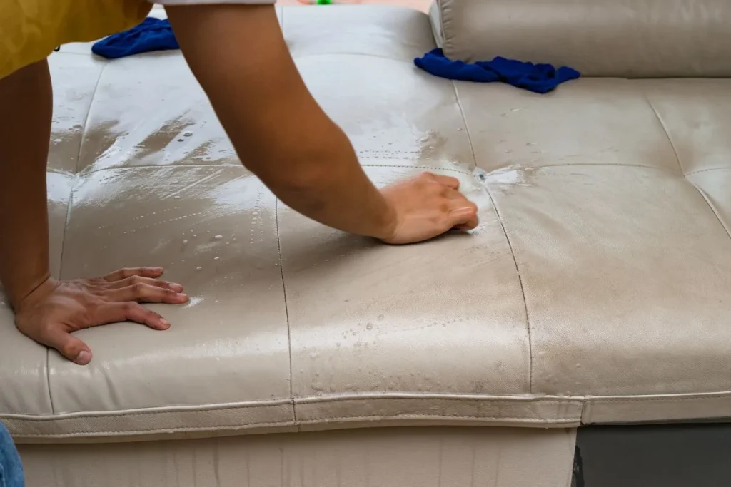 Khi ghế sofa cần được bảo dưỡng để tăng tuổi thọ