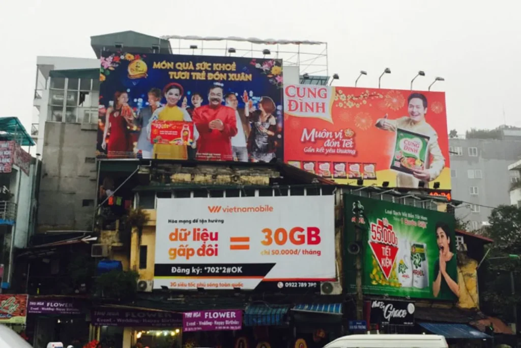 Biển quảng cáo ngoài trời sạch đẹp sau vệ sinh.
