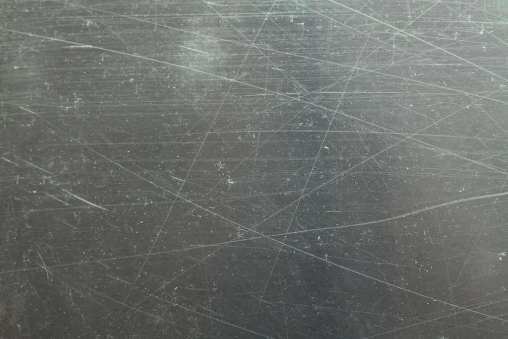 Chà xát quá mạnh có thể làm trầy xước bề mặt biển hiệu, khiến biển nhanh xuống cấp và mất thẩm mỹ.