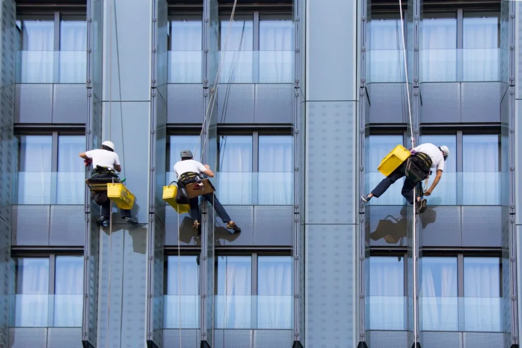 Go Vina làm sạch kính mặt tiền hiệu quả, giúp kính sáng đẹp, không bám bụi, nâng cao thẩm mỹ công trình.