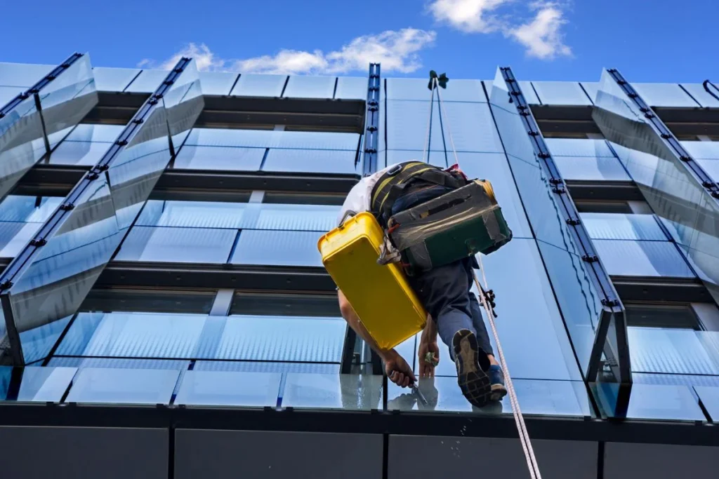 Dịch vụ làm sạch kính mặt tiền chuyên nghiệp giúp loại bỏ bụi bẩn, vết ố, giữ kính sáng bóng, không vệt nước, nâng cao thẩm mỹ công trình.