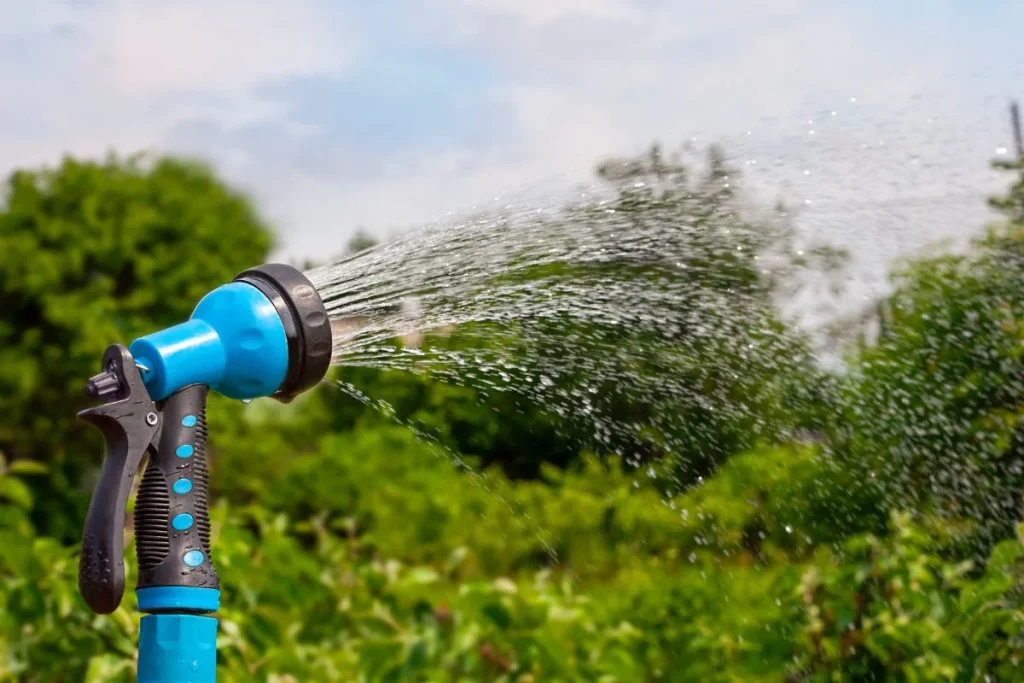 Dùng quá nhiều nước khi lau biển hiệu ngoài trời có thể làm hư hỏng kết cấu và ảnh hưởng đến hệ thống điện.