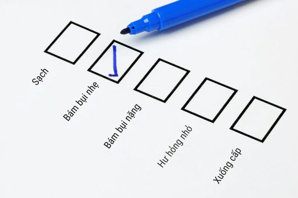  Không kiểm tra tình trạng biển hiệu sau khi vệ sinh có thể dẫn đến hư hỏng hoặc mất an toàn.