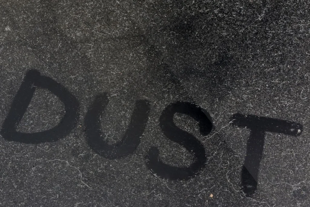 Không làm sạch bụi trước khi lau có thể khiến bụi bẩn cọ xát vào bề mặt, gây trầy xước và làm biển hiệu nhanh xuống cấp.