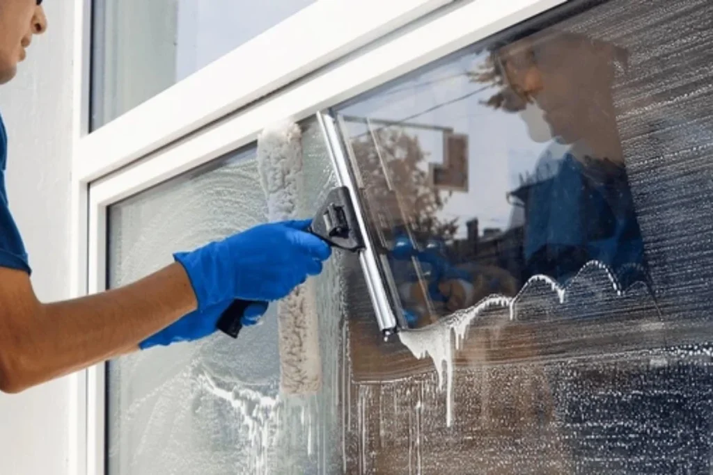 Làm sạch kính mặt tiền nhà ở, giúp loại bỏ bụi bẩn, vết ố, giữ không gian luôn sáng thoáng.