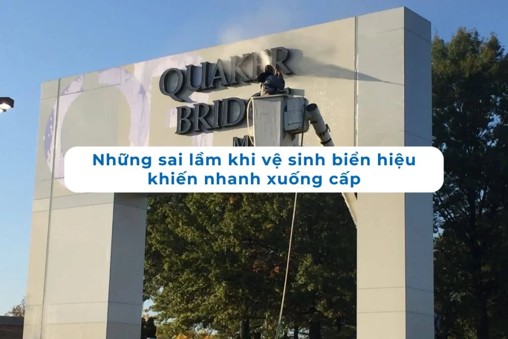 Những sai lầm khi vệ sinh biển hiệu có thể khiến bề mặt nhanh xuống cấp, mất thẩm mỹ và giảm tuổi thọ.