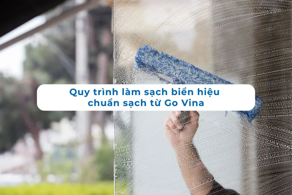 Hình ảnh nhân viên Go Vina đang vệ sinh biển hiệu bằng dụng cụ chuyên dụng, giúp làm sạch bụi bẩn và tăng độ bền cho biển quảng cáo.