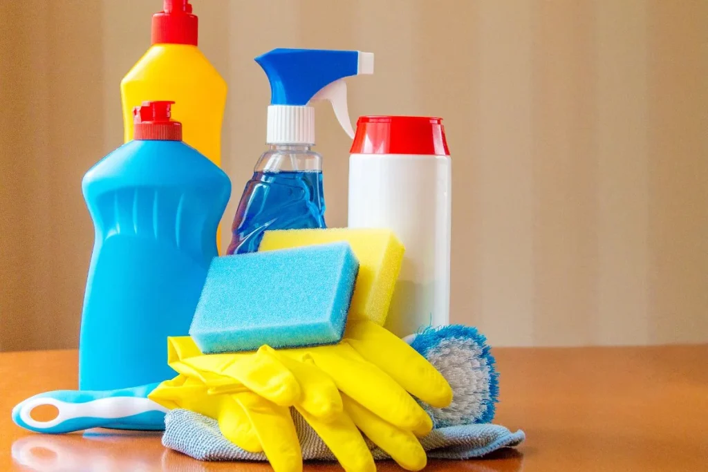 Hóa chất tẩy rửa không phù hợp có thể làm hỏng bề mặt biển hiệu, gây phai màu, trầy xước hoặc giảm độ bền.