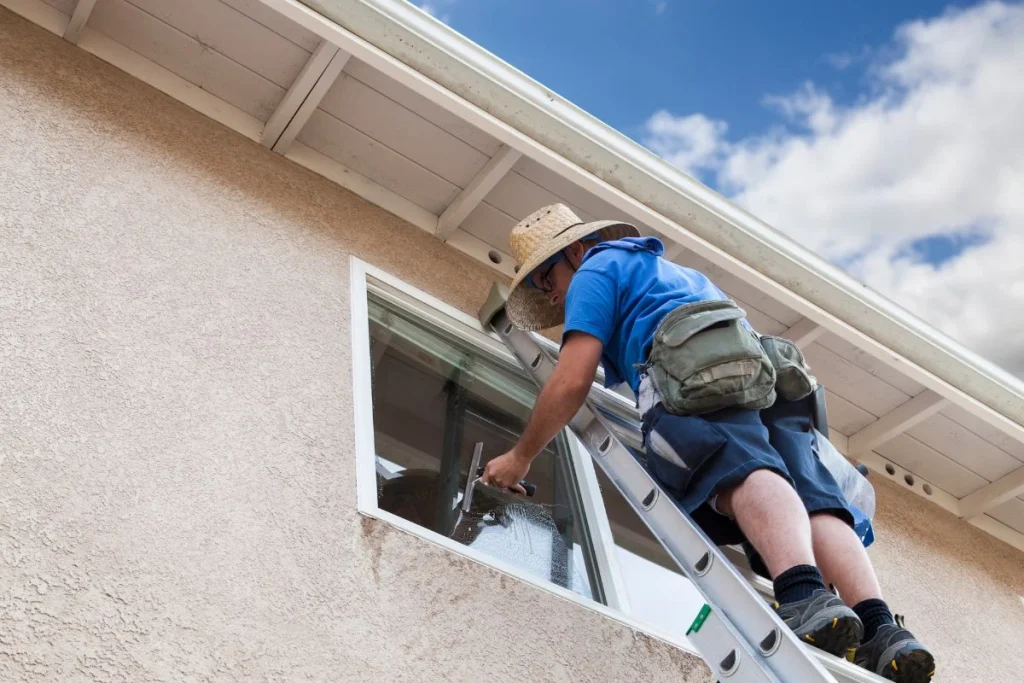 Làm sạch kính mặt tiền văn phòng, cửa hàng, giúp loại bỏ bụi bẩn, vết ố, tạo không gian sáng sủa và chuyên nghiệp.