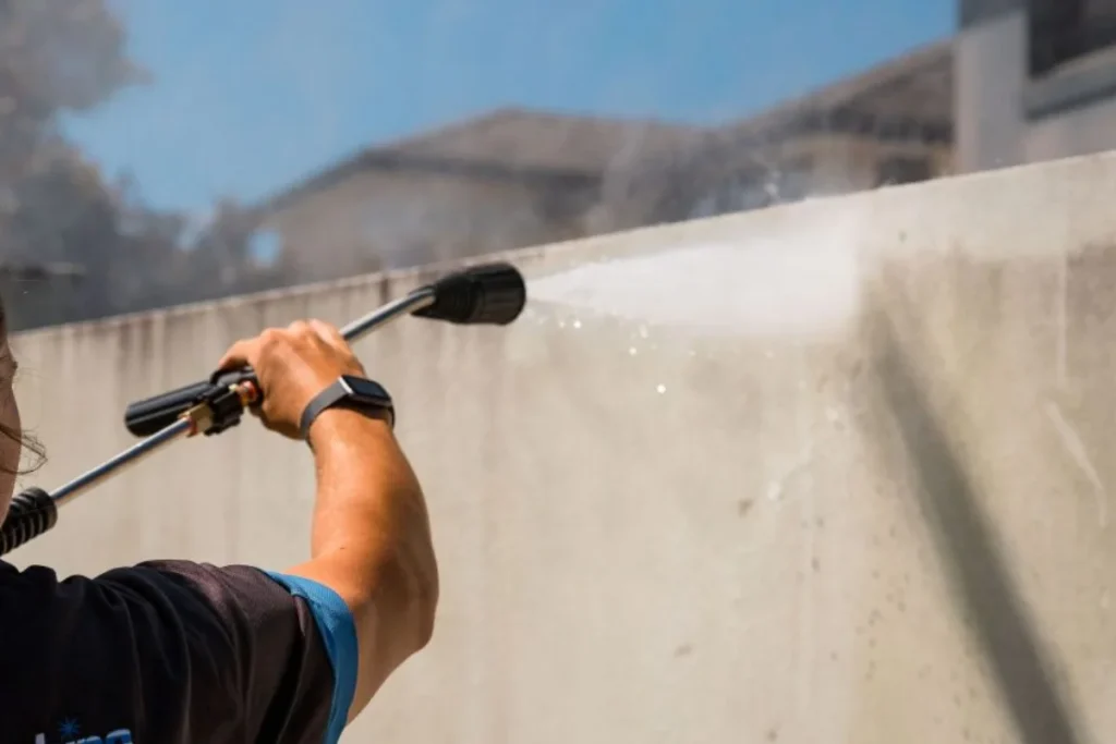 Vệ sinh tường ngoài, loại bỏ bụi bẩn và rêu mốc, phục hồi vẻ đẹp tường