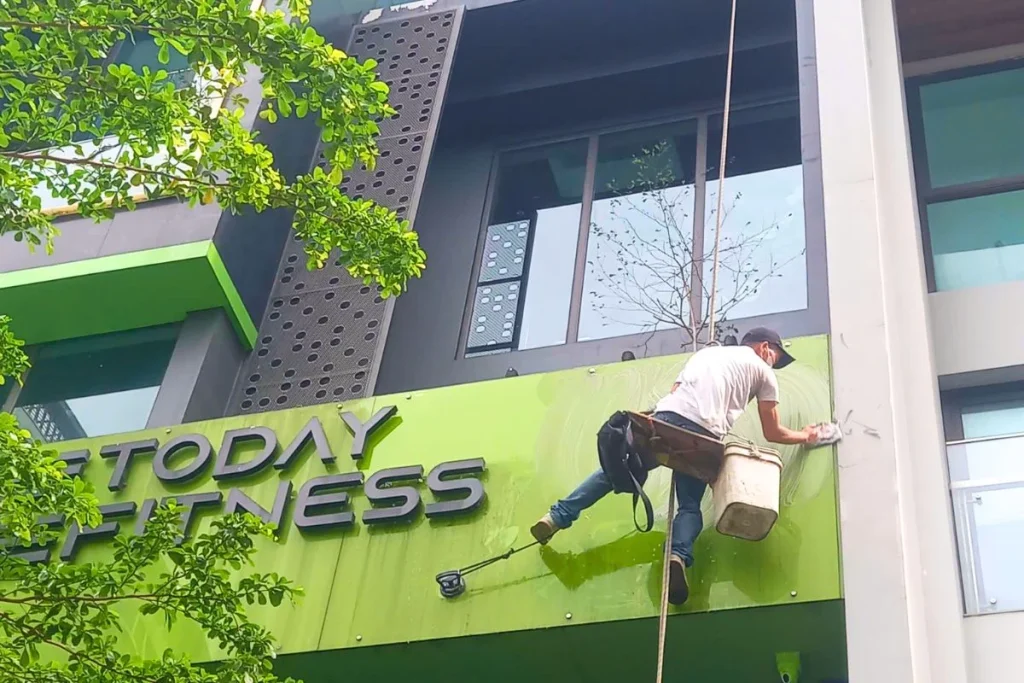 Dịch vụ vệ sinh biển hiệu Go Vina giúp biển hiệu sạch đẹp, an toàn, giá hợp lý