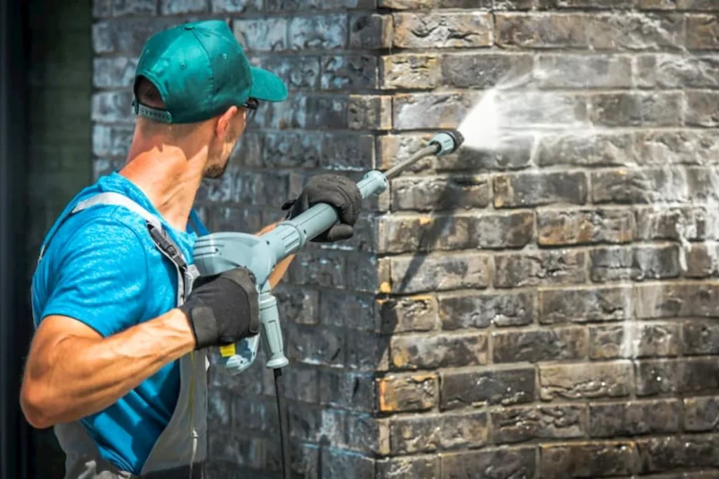 Nhân viên Go Vina đang thực hiện dịch vụ vệ sinh tường, loại bỏ bụi bẩn, nấm mốc và vết ố, giúp bề mặt sạch đẹp như mới.