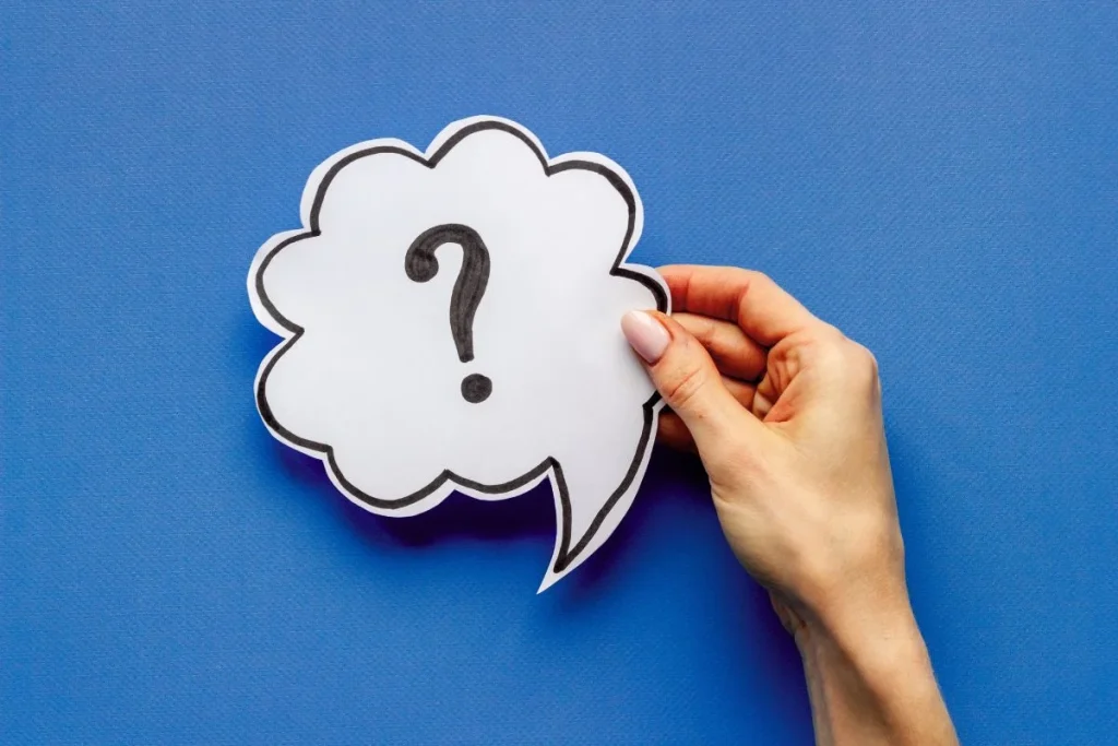 Dụng cụ chuyên dụng để vệ sinh biển hiệu, bao gồm khăn lau, bàn chải mềm, dung dịch tẩy rửa an toàn và cây lau kính.