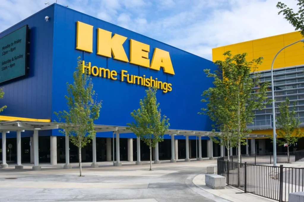 Biển hiệu trên cao cần vệ sinh định kỳ để duy trì độ sạch đẹp và độ bền.