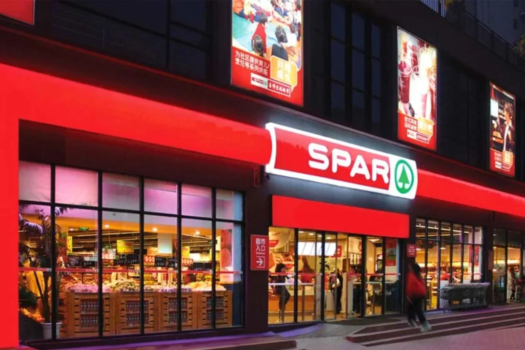 Go Vina cung cấp dịch vụ vệ sinh biển hiệu LED, hộp đèn an toàn và hiệu quả.