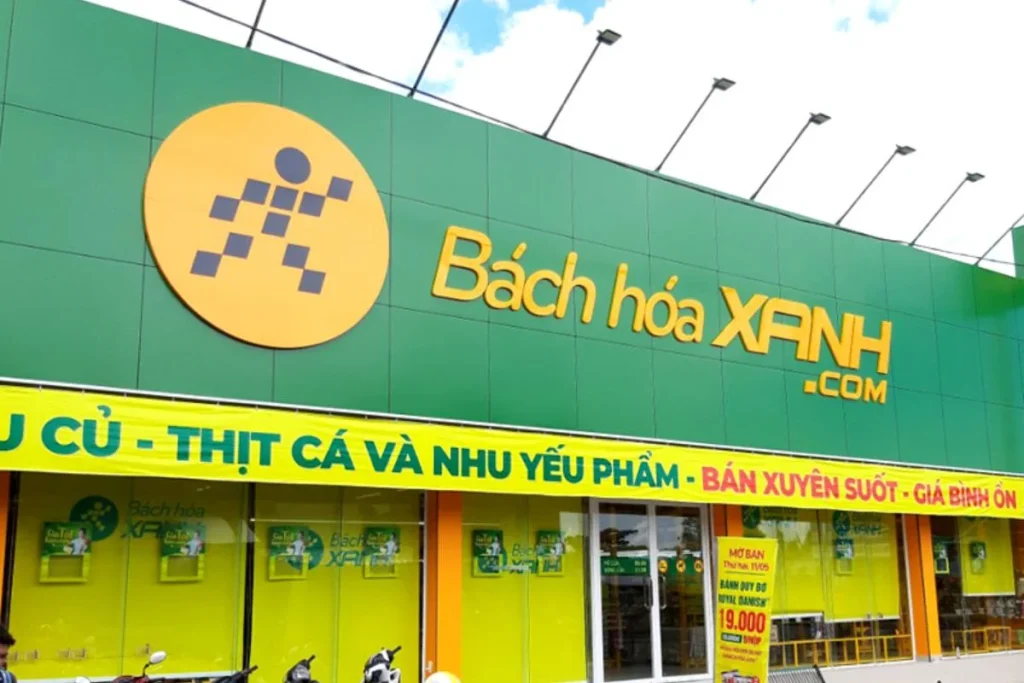  Go Vina vệ sinh chữ nổi trên biển hiệu, giúp loại bỏ bụi bẩn và vết ố, giữ cho biển quảng cáo luôn sáng đẹp.