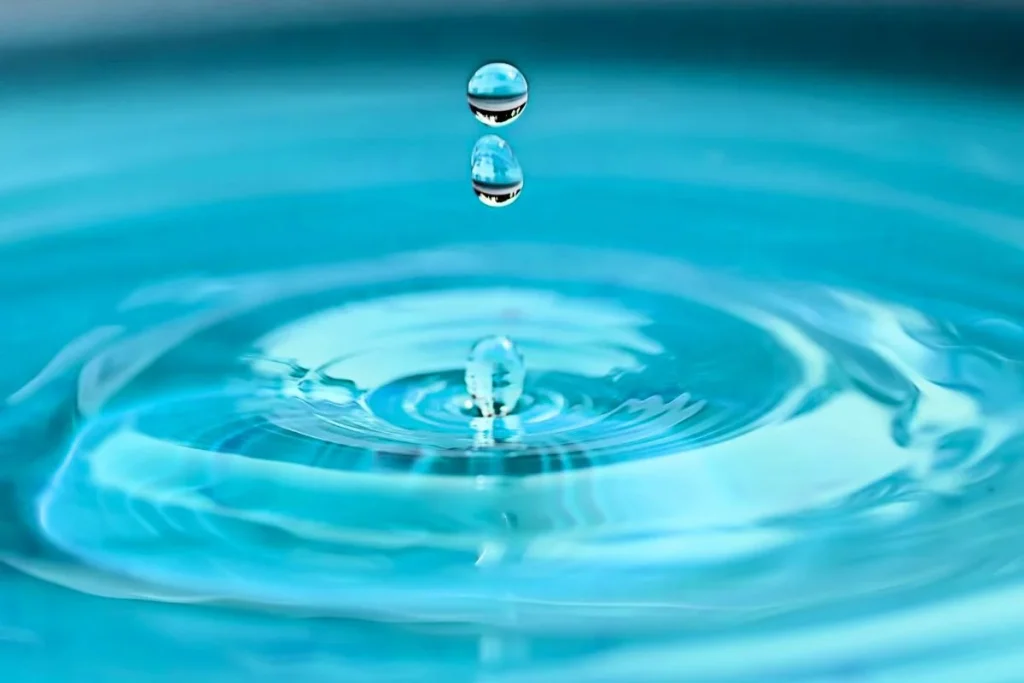 Hình ảnh minh họa dung dịch tẩy rửa phù hợp để làm sạch chữ nổi trên biển hiệu