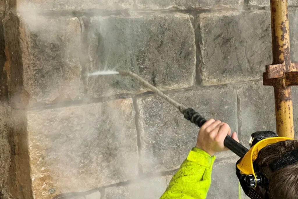 Hình ảnh minh họa quy trình vệ sinh tường đá tự nhiên, giúp bề mặt sạch đẹp và tăng độ bền.