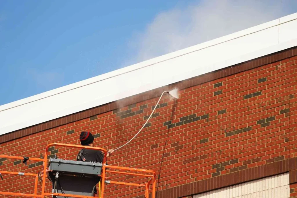 Hình ảnh minh họa quy trình vệ sinh tường gạch, giúp loại bỏ bụi bẩn và duy trì độ bền cho bề mặt.