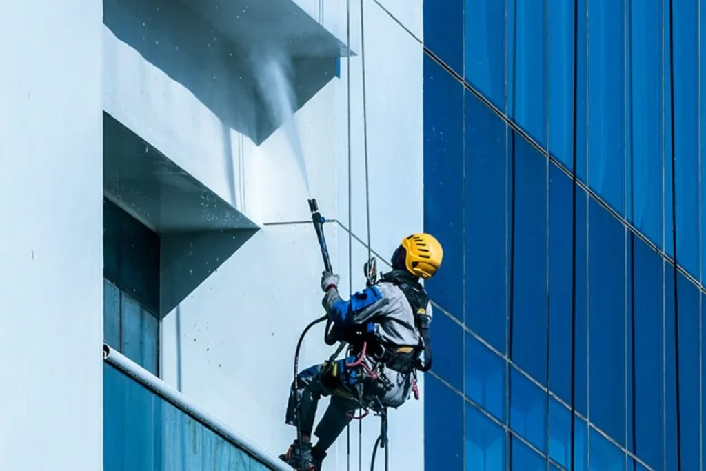 Hình ảnh minh họa quy trình vệ sinh tường kính, giúp bề mặt trong suốt và sạch đẹp hơn.